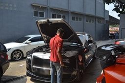 Bengkel Rolls Royce